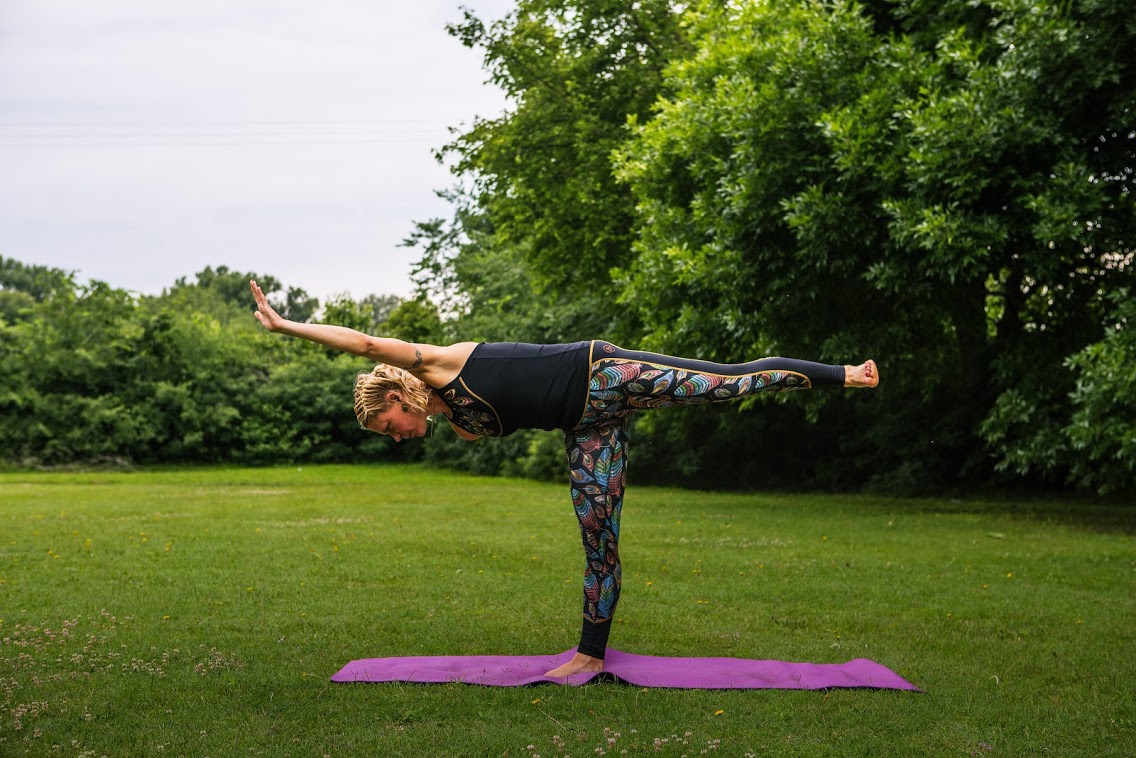 Kriszti pilates gyakorlat közben a szabadban